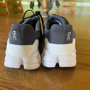 BRAND NEW , never worn men’s On Cloud cloud flyer tennis shoes. Size 9.